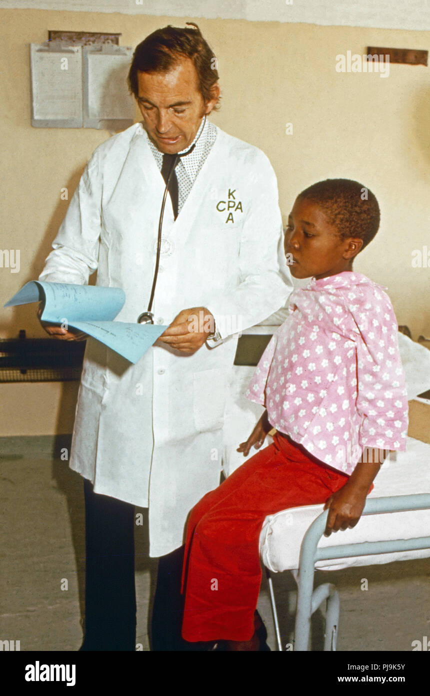 Der südafrikanische Herzchirurg Christiaan Barnard bei der Untersuchung eines kleinen Jungen im Krankenhaus in Kapstadt, Südafrika 1974. South African cardiac surgeon Christiaan Barnard examining a little boy at the hospital in Cape Town, South Africa 1974. Stock Photo