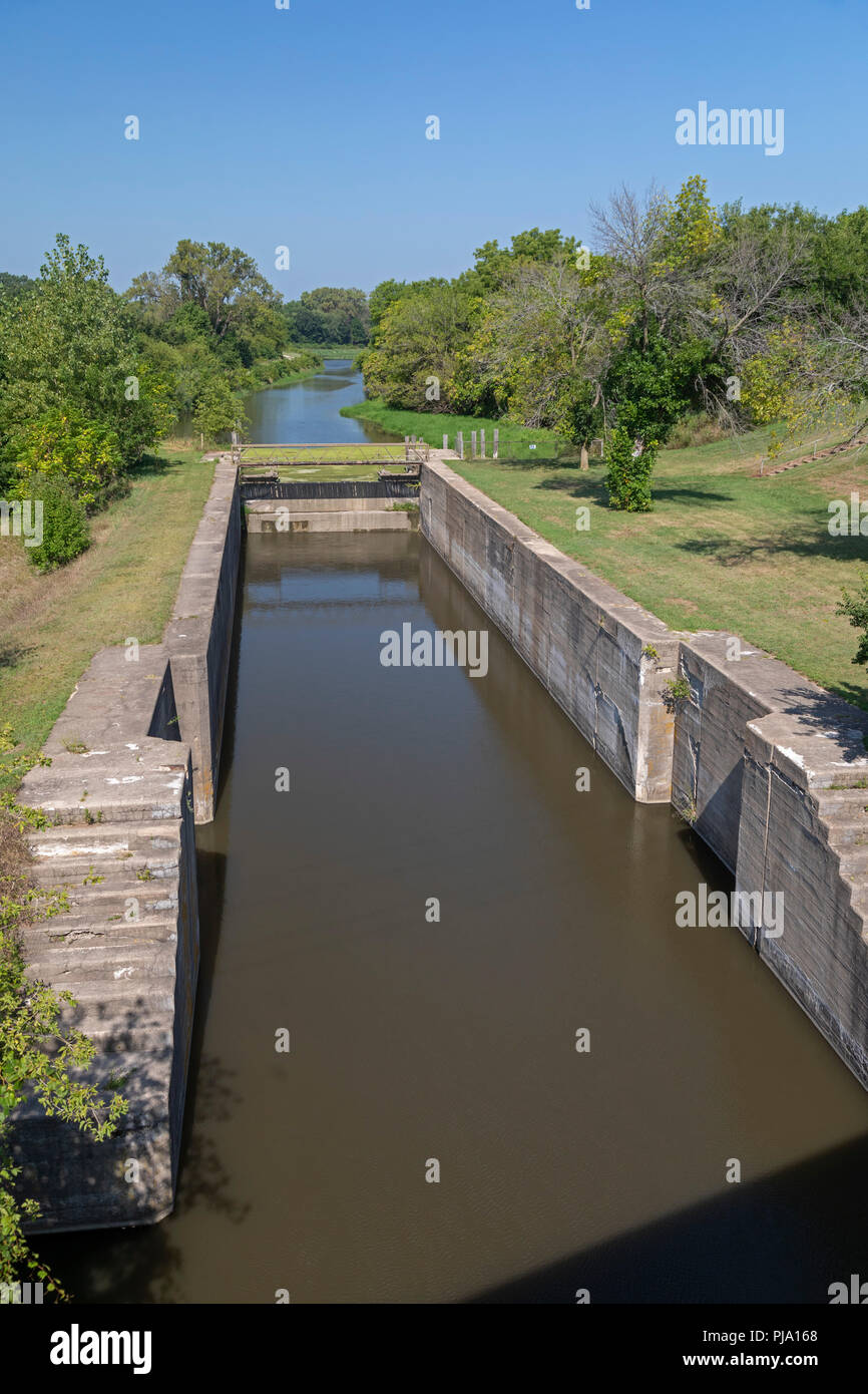 Wyanet, Illinois - Lock 19 on the Hennepin Canal. The canal was completed in 1907 to link the Illinois and Mississippi Rivers, but it was obsolete alm Stock Photo