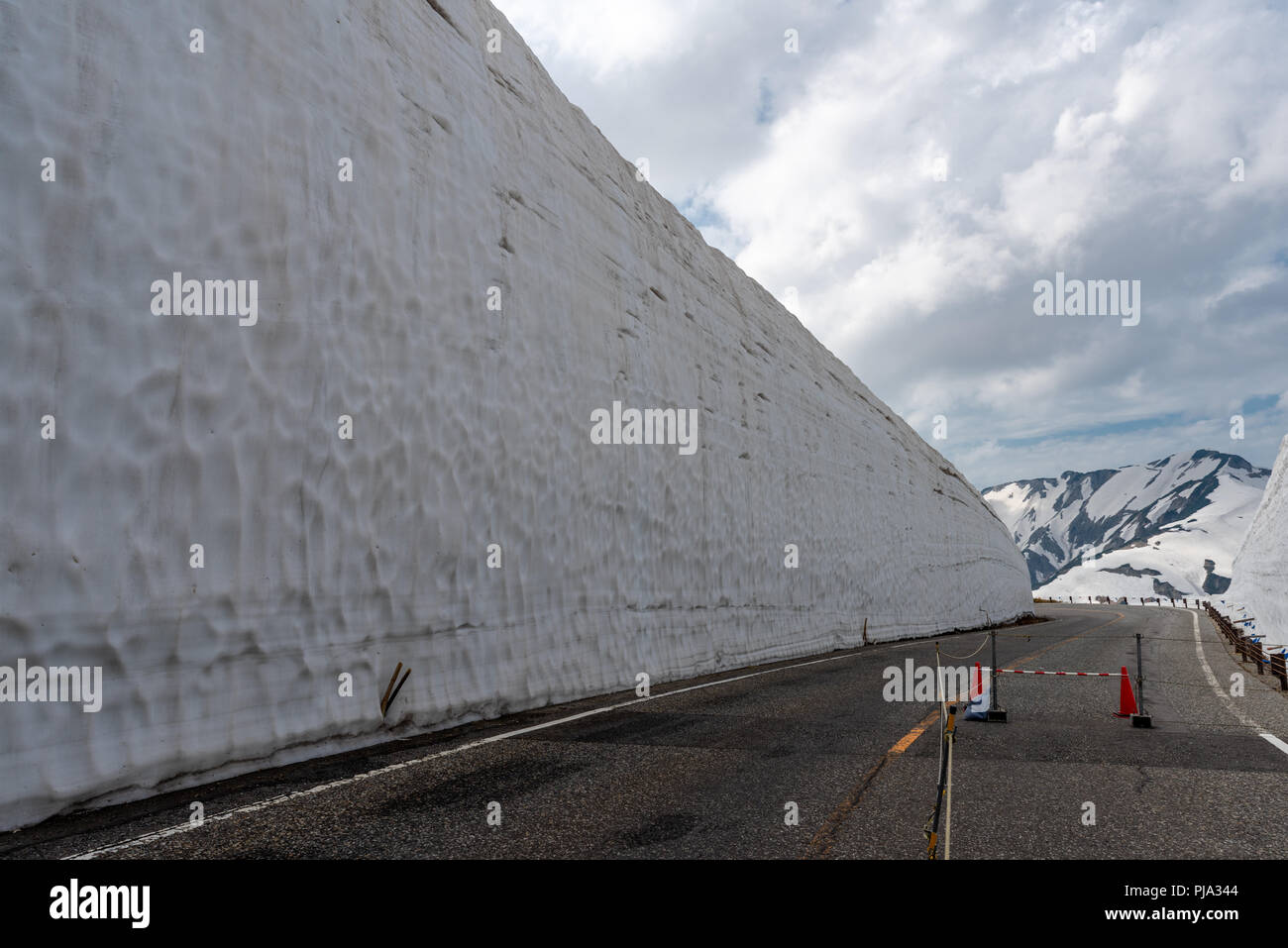 People are walking at Tateyama Kurobe Alpine Route the snow mountains wall at Kurobe alpine. Toyama city, Japan. Stock Photo