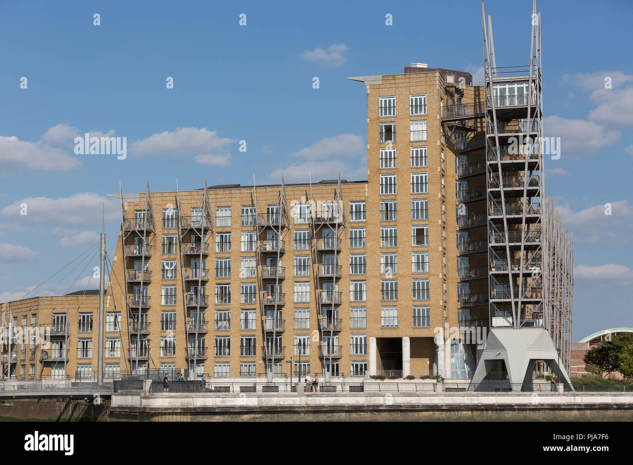 Dundee wharf hi-res stock photography and images - Alamy