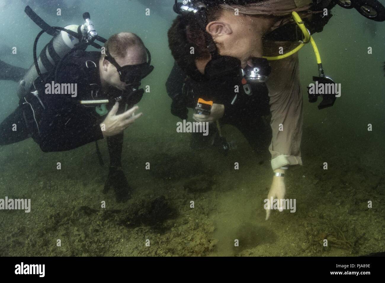 JOINT BASE PEARL HARBORHICKAM, Hawaii (July 6, 2018) U.S. Navy Divers