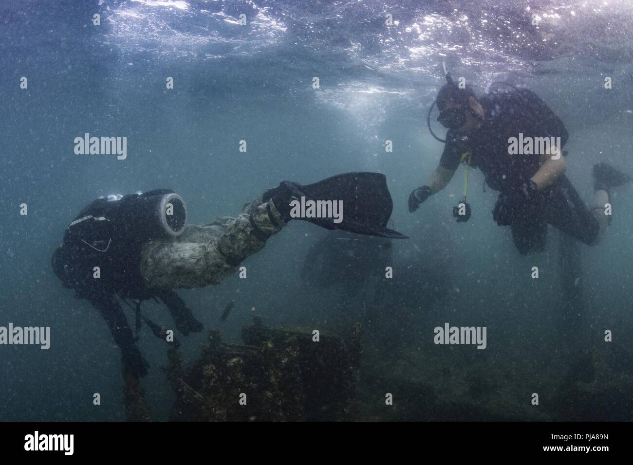 JOINT BASE PEARL HARBORHICKAM, Hawaii (July 6, 2018) U.S. Navy Divers