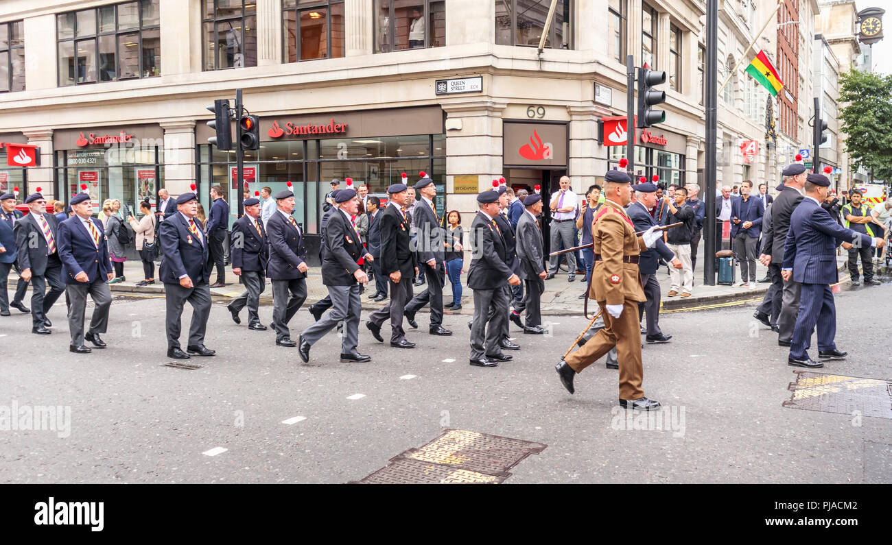 City of London, London EC4, UK, 05th September 2018. The Royal Regiment of Fusiliers celebrates 50 years. As part of the celebrations of the 50th anniversary of its founding the regiment exercises its rights as a Privileged Regiment to march through the streets of the City of London, from the Tower of London to the Guildhall, here passing along Queen Street in the City of London EC4 approaching the Guildhall. Over 500 serving and retired personnel take part in the parade including these veterans and affiliated overseas regiments. Credit: Graham Prentice/Alamy Live News. Stock Photo