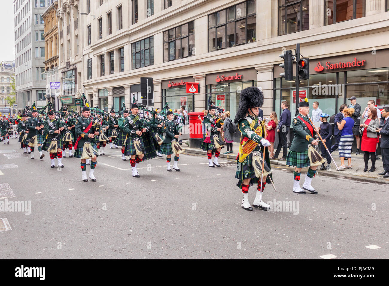 City of London, London EC4, UK, 05th September 2018. The Royal Regiment of Fusiliers celebrates 50 years. The regiment exercises its rights as a Privileged Regiment to march through the streets of the City of London, from the Tower of London to the Guildhall, here passing along Queen Street in the City of London EC4. Over 500 serving and retired personnel take part in the parade with veterans and affiliated overseas regiments including those here from the Royal Victoria Regiment in Australia with kilted pipers and drummers playing bagpipes and drums. Credit: Graham Prentice/Alamy Live News. Stock Photo