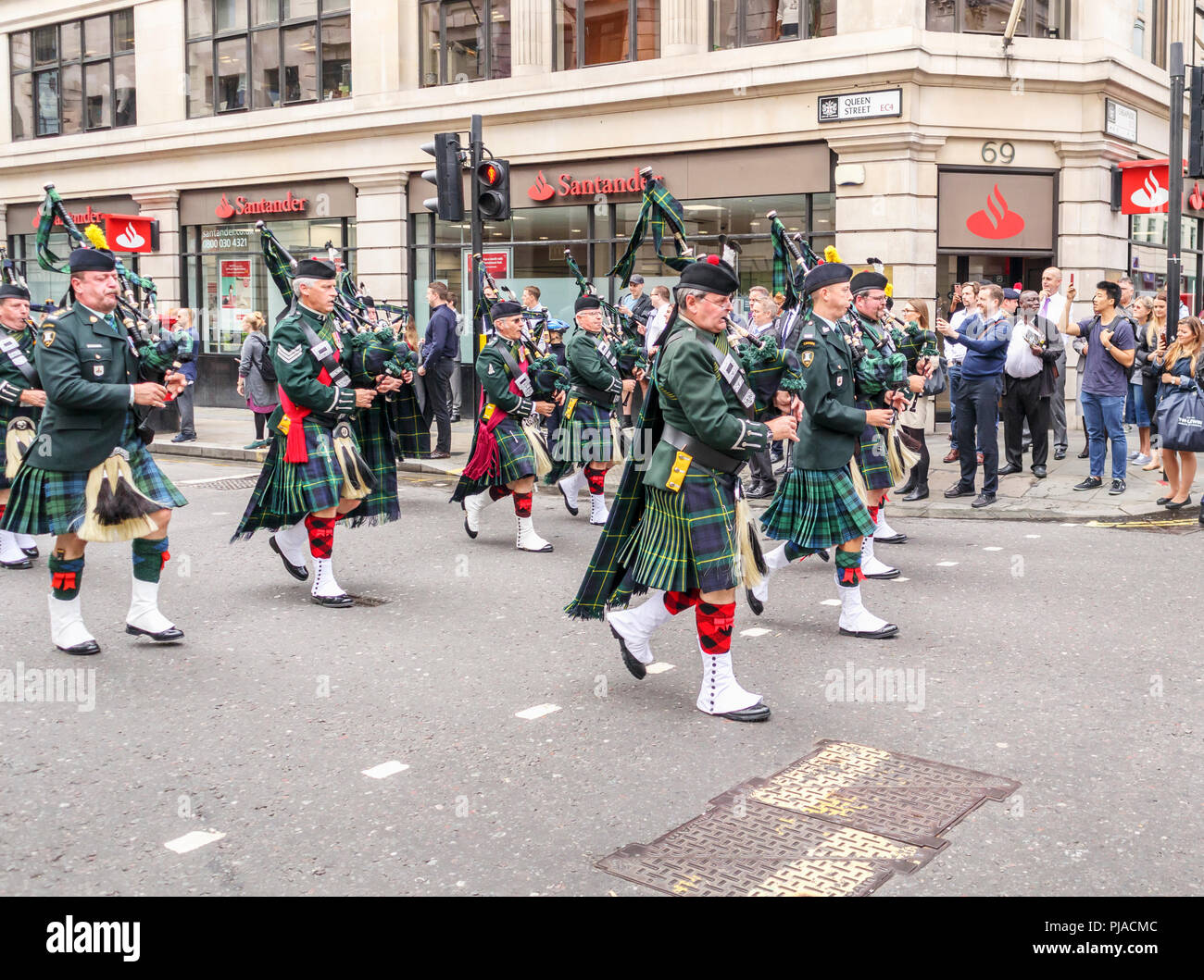 City of London, London EC4, UK, 05th September 2018. The Royal Regiment of Fusiliers celebrates 50 years. The regiment exercises its rights as a Privileged Regiment to march through the streets of the City of London, from the Tower of London to the Guildhall, here passing along Queen Street in the City of London EC4. Over 500 serving and retired personnel take part in the parade with veterans and affiliated overseas regiments including those here from the Royal Victoria Regiment in Australia with kilted pipers playing bagpipes. Credit: Graham Prentice/Alamy Live News. Stock Photo