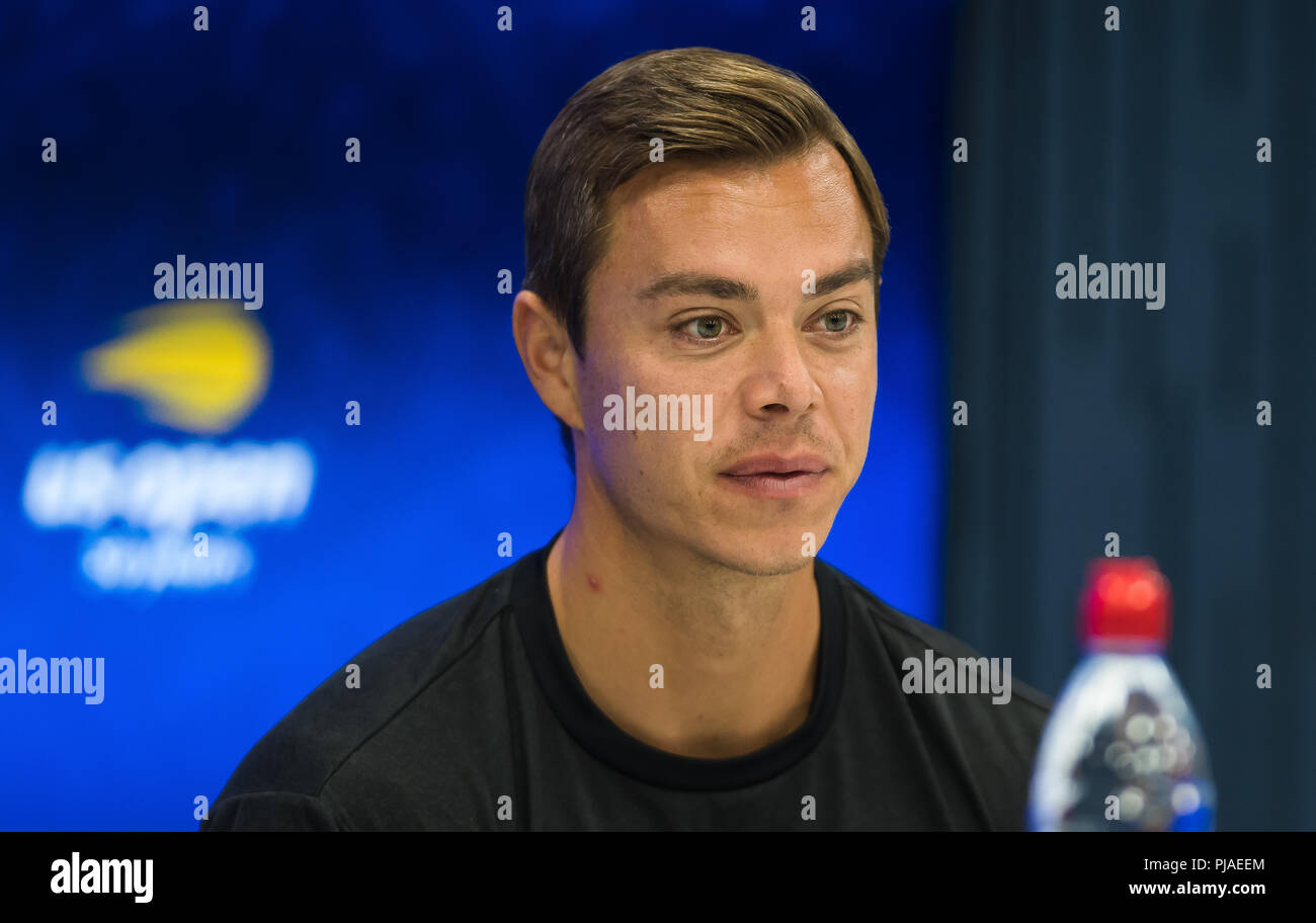Sascha bajin hi-res stock photography and images - Alamy