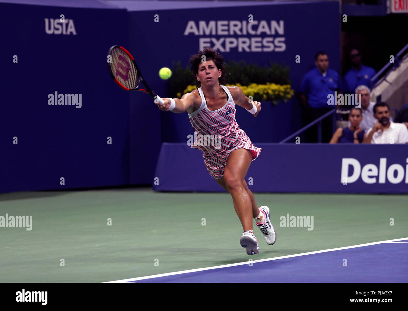 Flushing Meadows, New York - September 5, 2018: US Open Tennis:  Carla Suarez-Navarro of Spain strikes a return to Madison Keys of the United States during their quarterfinal match at the US Open in Flushing Meadows, New York. Credit: Adam Stoltman/Alamy Live News Stock Photo