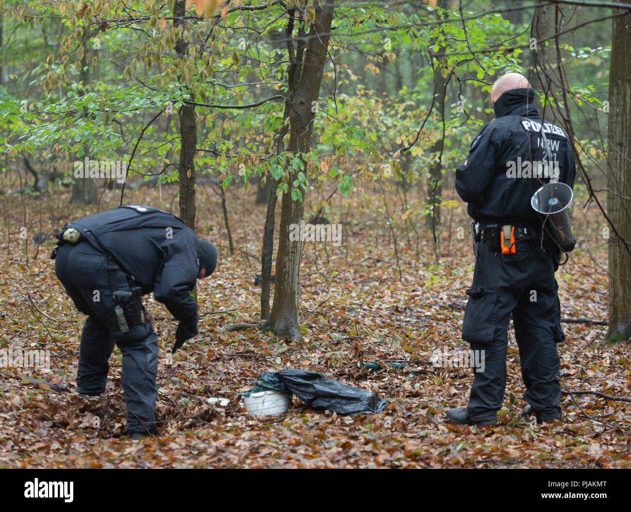 Kerpen Germany 06th Sep 18 06 09 18 North Rhine Westphalia Kerpen Two Police Officers Are Investigating A Dummy Bomb In The Hambach Forest The Police And The Energy Company Rwe Are Continuing The Clearance