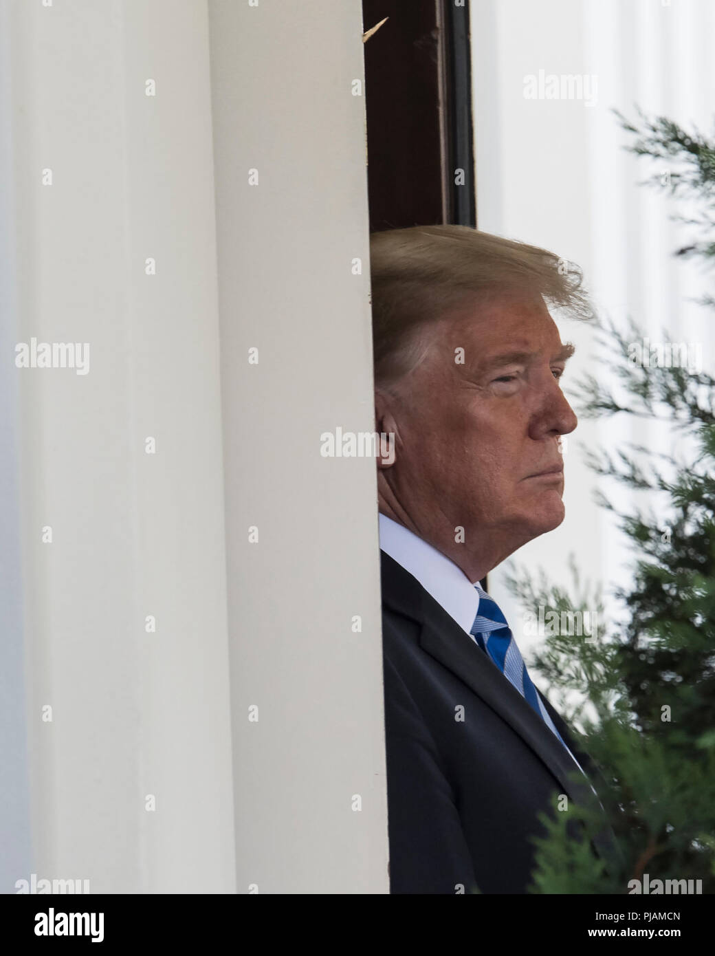 Washington DC, September 5, 2018, USA: President Donald J Trump awaits the arrival of the Emir of Kuwait at the front door of the White House.  Patsy Lynch/Alamy Credit: Patsy Lynch/Alamy Live News Stock Photo