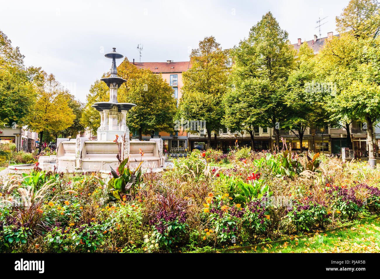 View on fountain of Weissenburger square in Haidhausen - Munich Stock Photo - Alamy