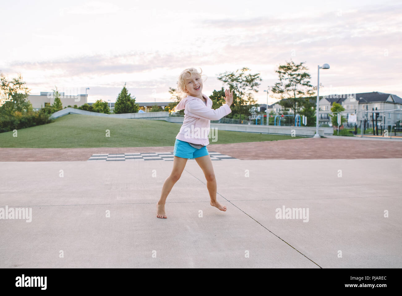 Little girl dancing barefoot hires stock photography and images Alamy