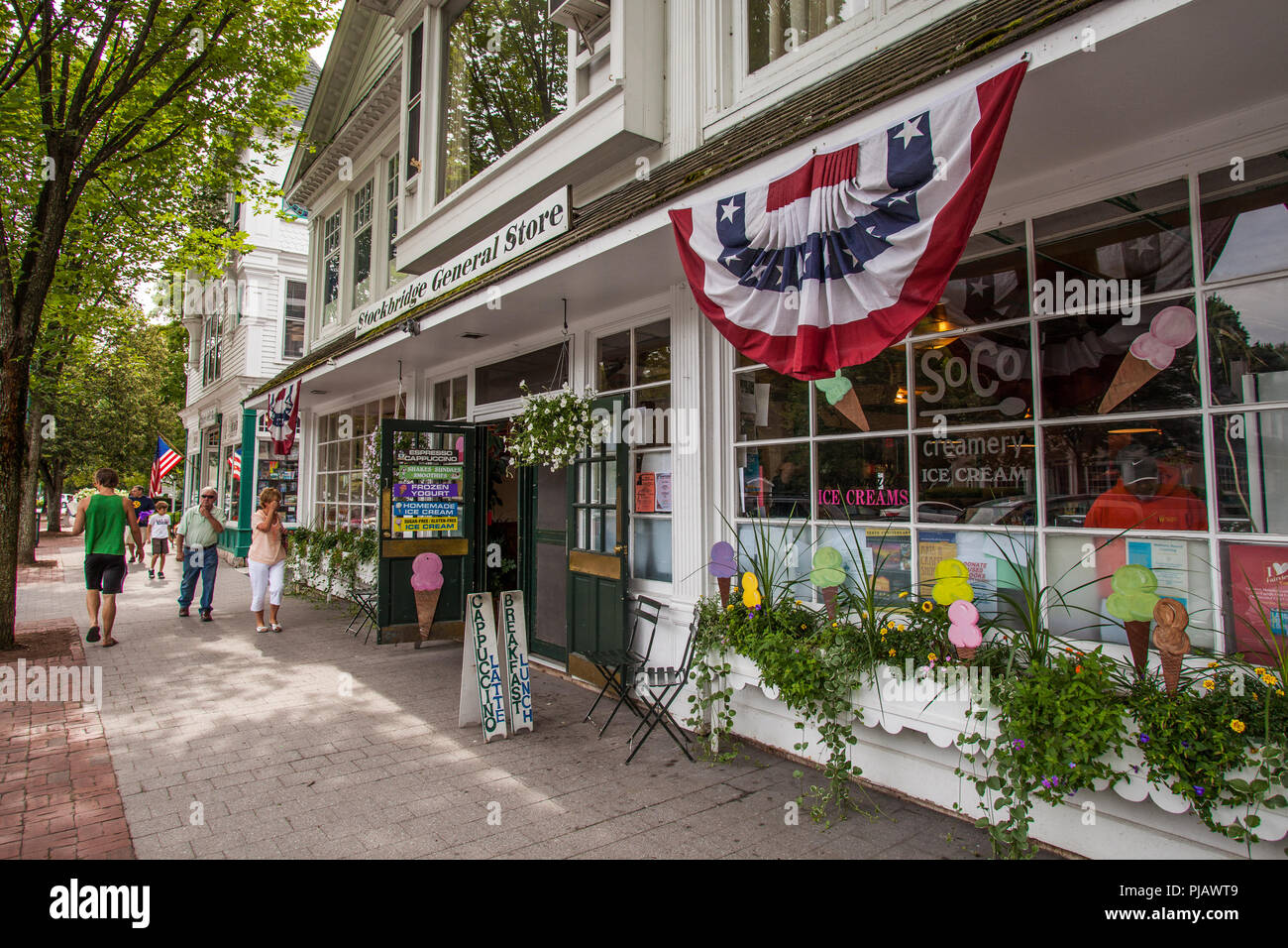 Street food cafe hires stock photography and images Alamy