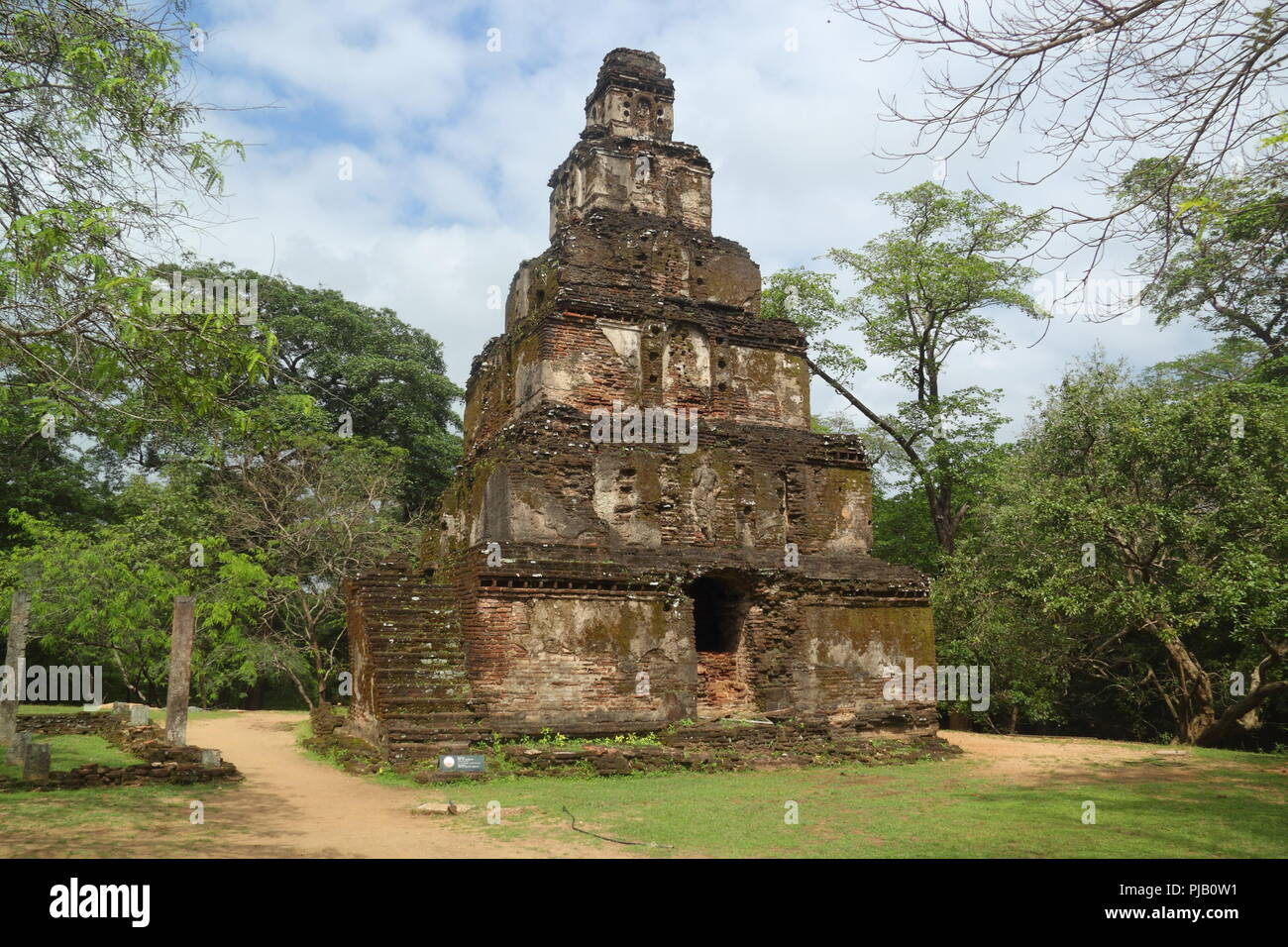 Ancient ruins in Sri Lankan jungle (Polonnaruwa, Vatadage Stock Photo