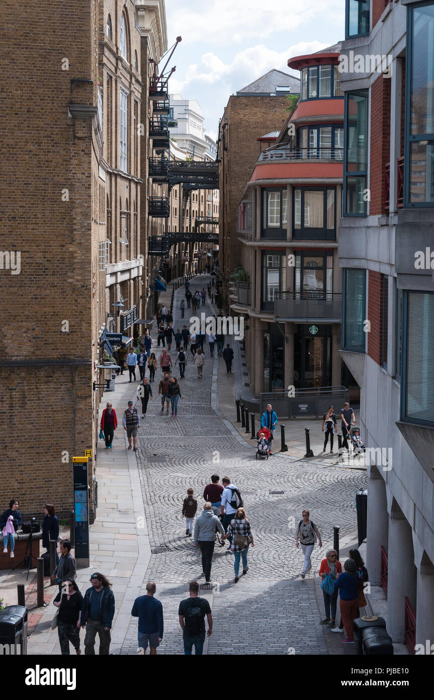 People sightseeing and shopping in Shad Thames, a riverside street ...