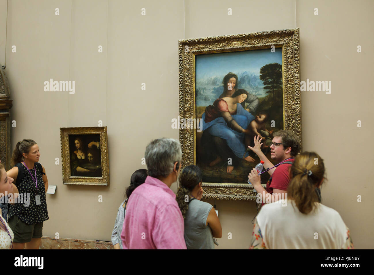 Guided tour in front of the painting 'Virgin and Child with Saint Anne