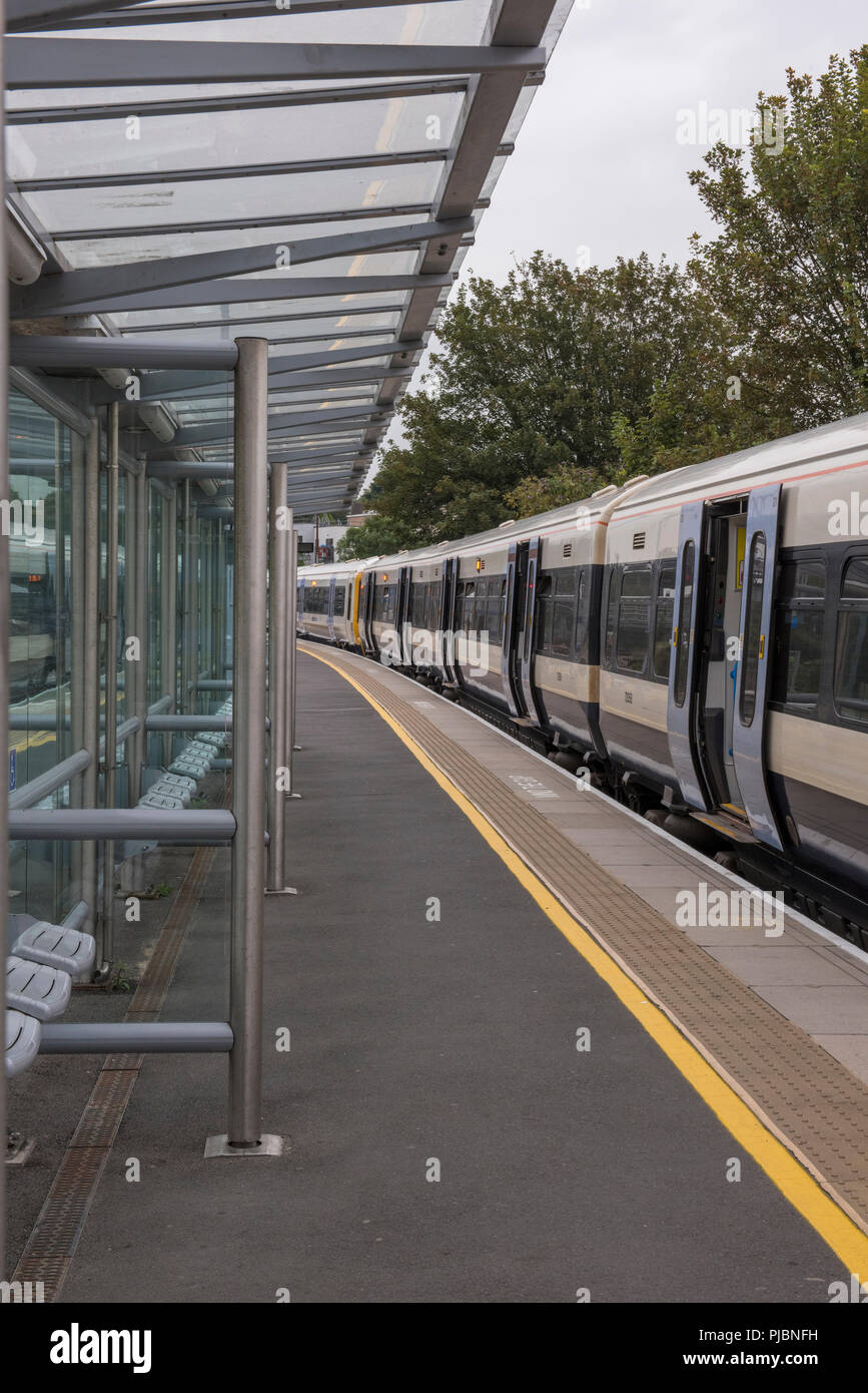 a south eastern train service standing in a railway station platform next to a platform canopy. Stock Photo
