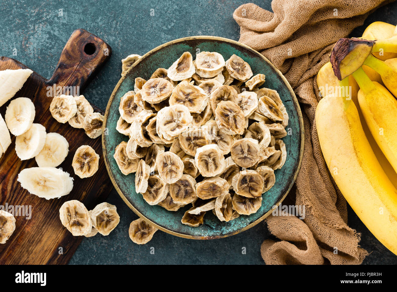 Dried banana chips and fresh bananas Stock Photo Alamy