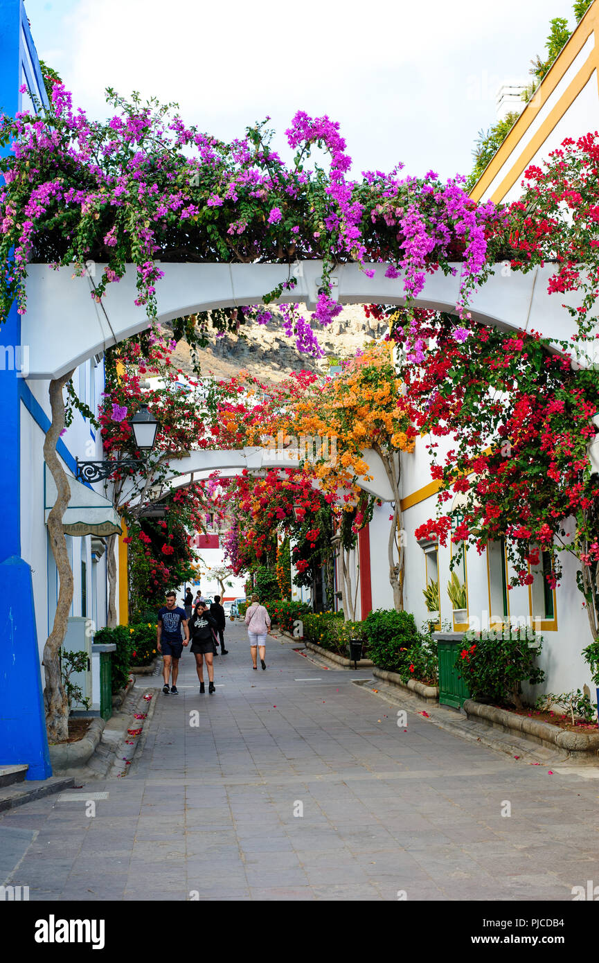 Puerto Mogan , Gran Canaria, Spain - 06 January 2018. Beautiful street with  a lot of flowers in very popular holiday village Puerto Mogan Stock Photo -  Alamy