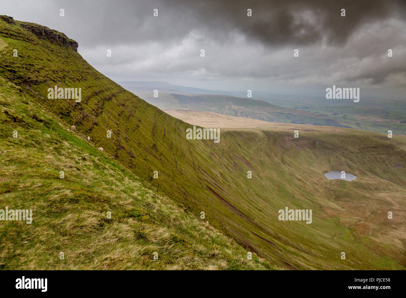 The bands of sandstone on the north face of Corn Du looking down Cwm Llwch in the Brecon Beacons, Powys, Wales, UK Stock Photo
