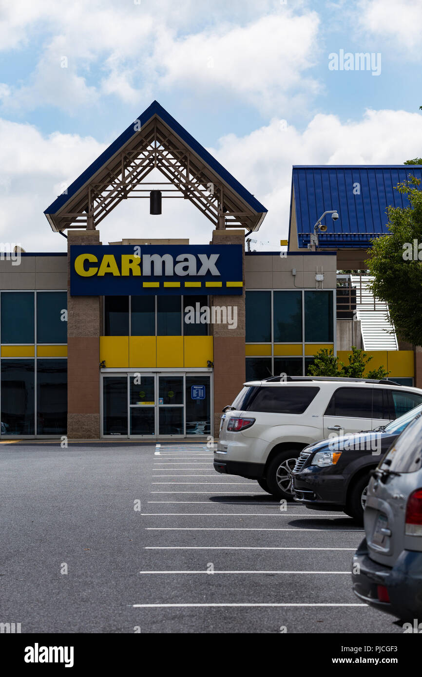 Lancaster, PA, USA - September 2, 2018: The largest used car dealership in the USA, CarMax operates superstores  in over 190 locations. Stock Photo