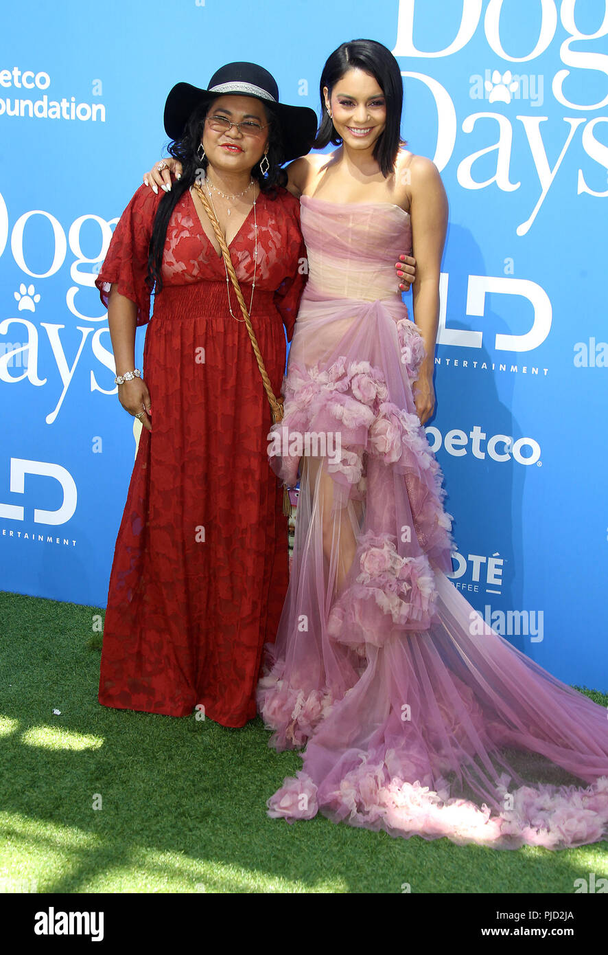 Vanessa hudgens mother gina guangco hi-res stock photography and images