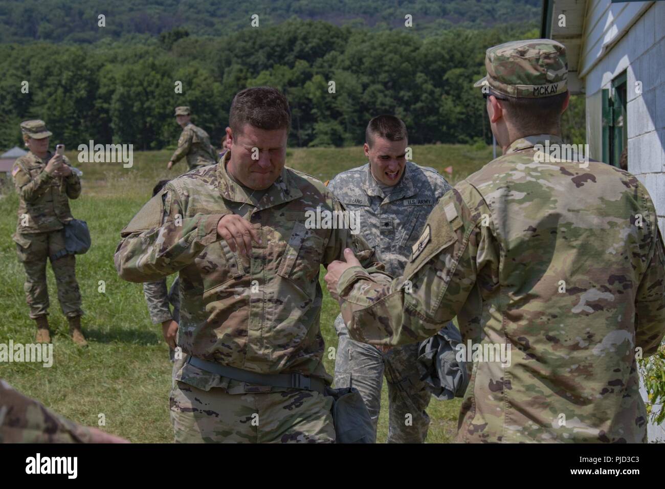 New York Army National Guard Soldiers with the 222nd Military Police ...