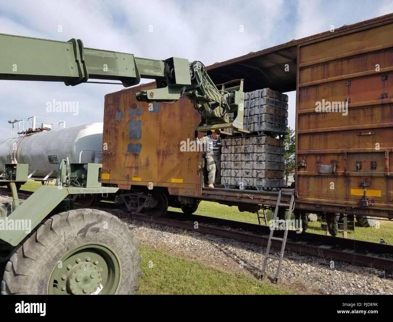Us soldiers load missiles hi-res stock photography and images - Alamy