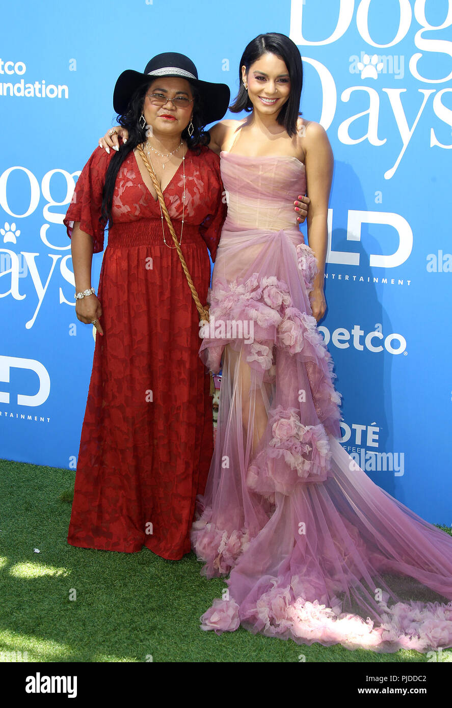 Vanessa hudgens mother gina guangco hi-res stock photography and images
