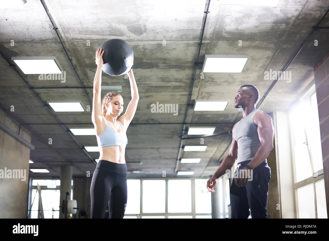 homme dans les vêtements de sport s'exerçant avec un crossfit medicine  ball, dans une salle de gym Photo Stock - Alamy