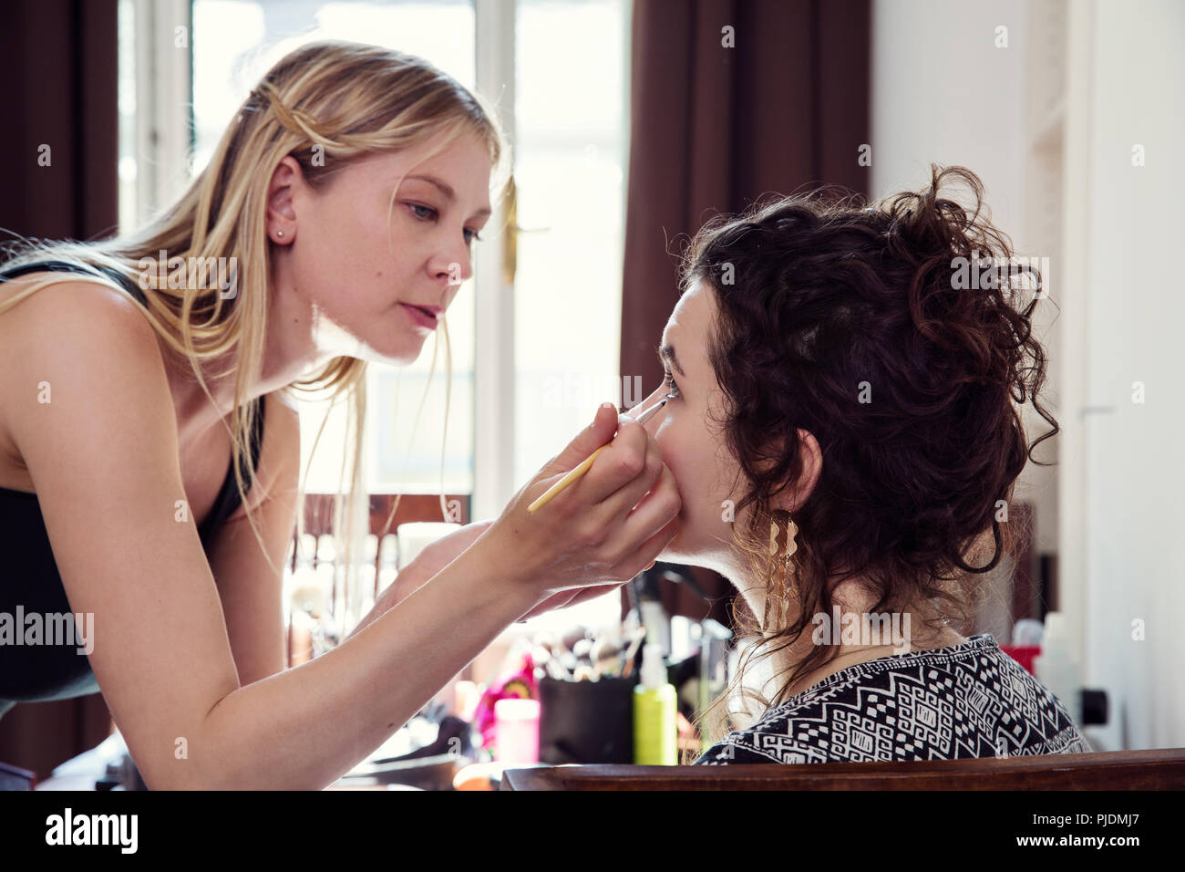 Applying eye liner hi-res stock photography and images - Alamy