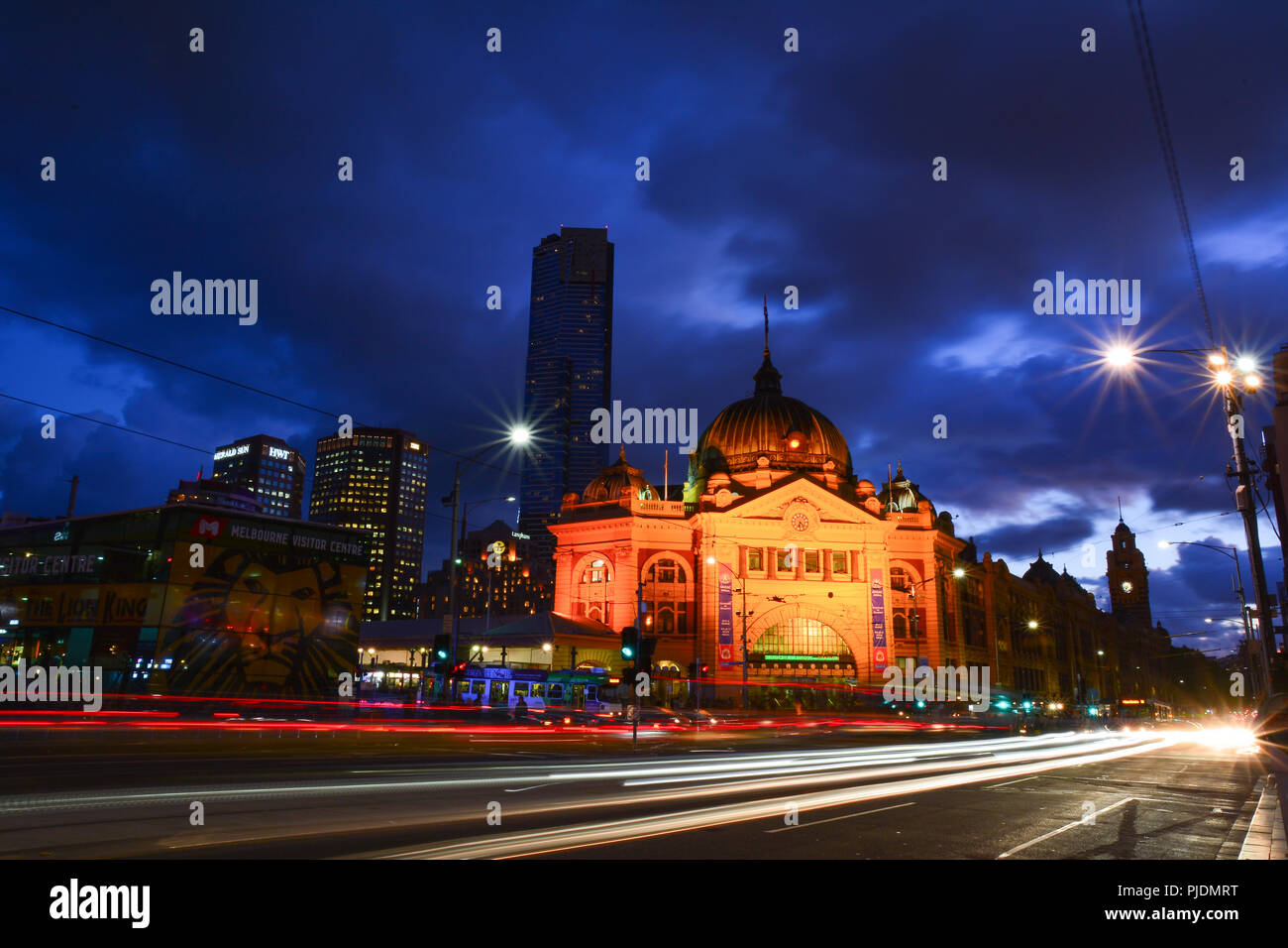 Flinders Street Station at night, the most famous landmark in Melbourne Stock Photo