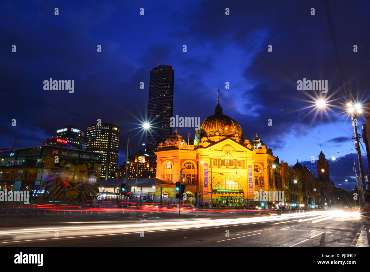 Flinders Street Station at night, the most famous landmark in Melbourne Stock Photo
