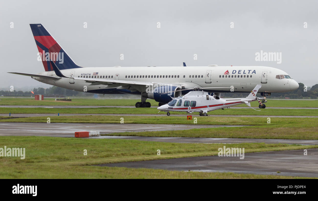 Plane leaving runway hires stock photography and images Alamy