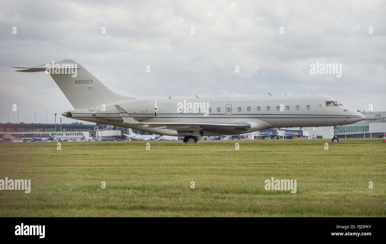 Photography of aircraft at Glasgow International Airport Stock Photo ...