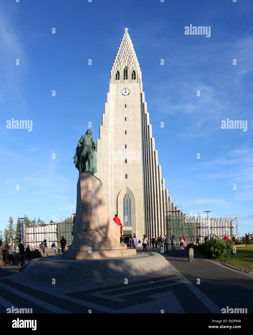 Panorama: Denkmal/ Skulptur fuer Leifur der Gluecklichen, Hallgrimskirkja (Hallgrimskirche), Reykjavik, Island. Stock Photo
