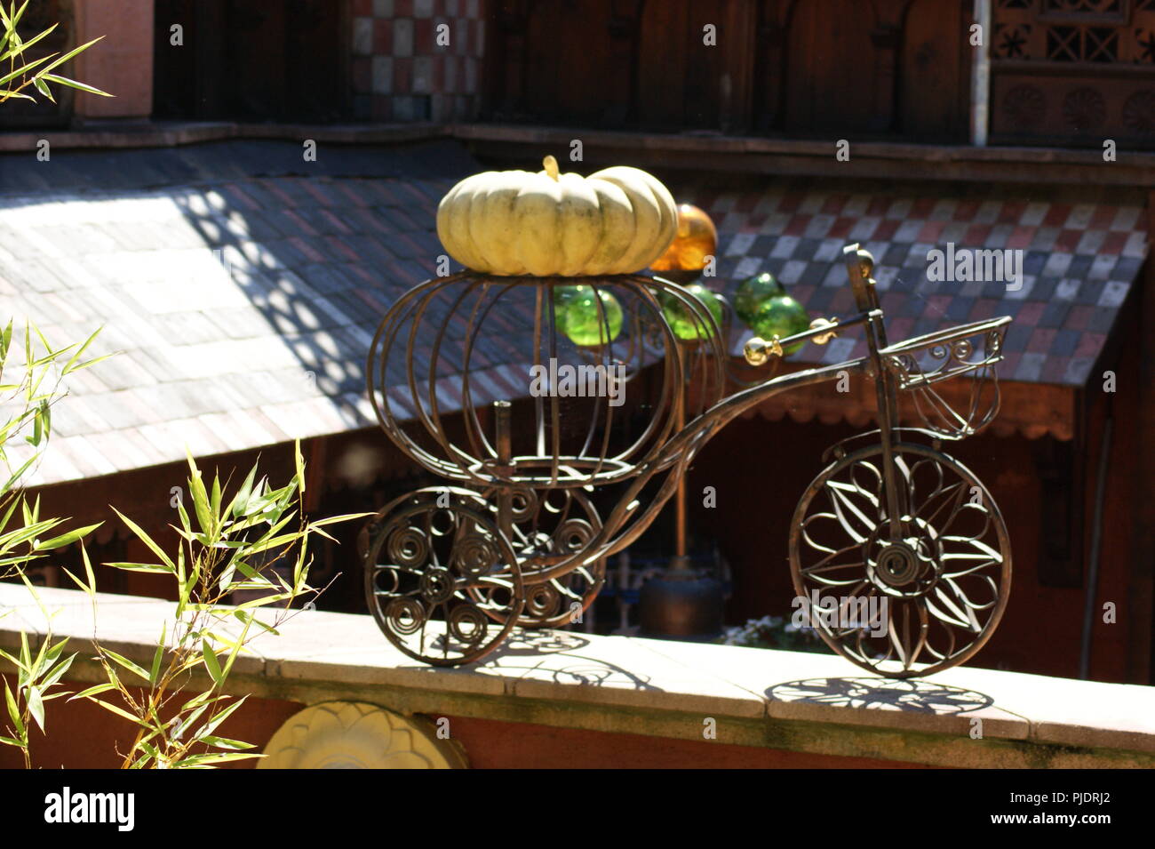 carrosse de cendrillon avec une citrouille objet de décoration de jardi, Cinderella carriage with a pumpkin garden decoration object, Aschenputtel-Kut Stock Photo