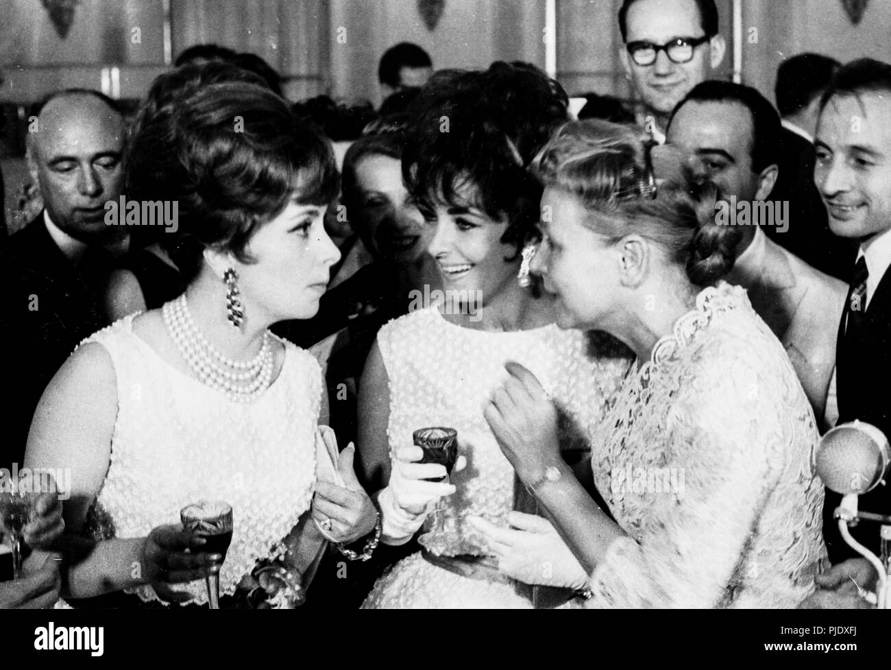 gina lollobrigida, elizabeth taylor, ekaterina furceva, moscow 1961 Stock Photo