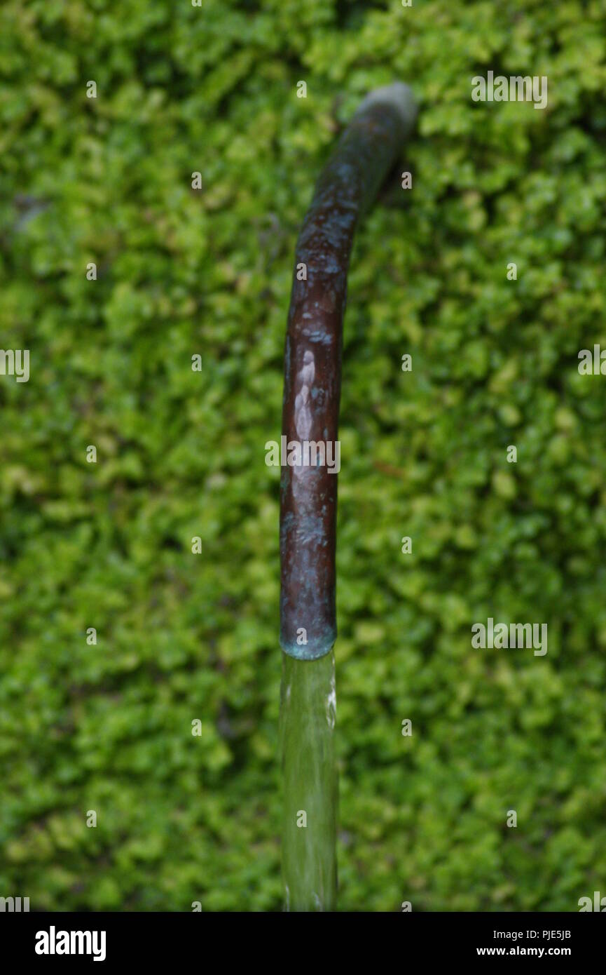 gros plan d'une fontaine ancienne sur un fond de mur végétalisé dans un jardin aquatique, close-up of an old fountain on a green wall background in a  Stock Photo