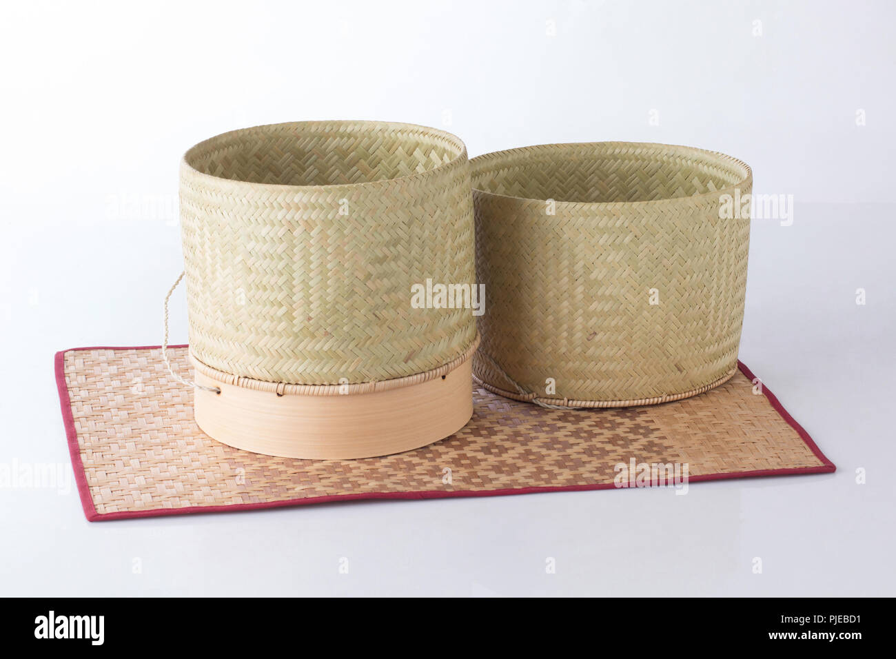 https://c8.alamy.com/comp/PJEBD1/a-wicker-bamboo-box-for-sticky-rice-keeping-on-bamboo-mat-PJEBD1.jpg