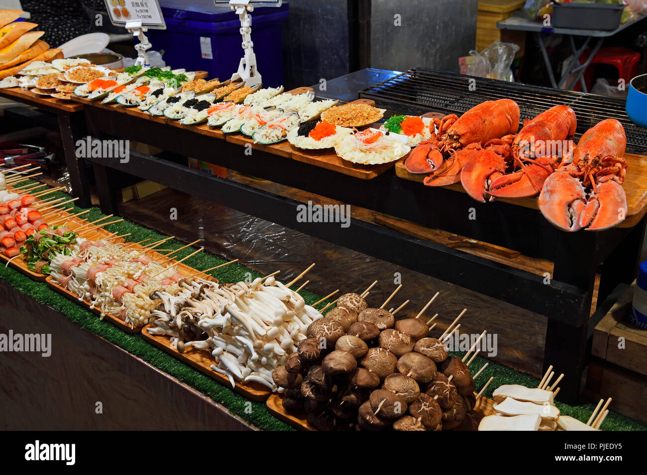 State with dishes typical for country, Chillva market, Phuket, Thailand, Stand mit landestypischen Speisen,  Chillva Markt Stock Photo