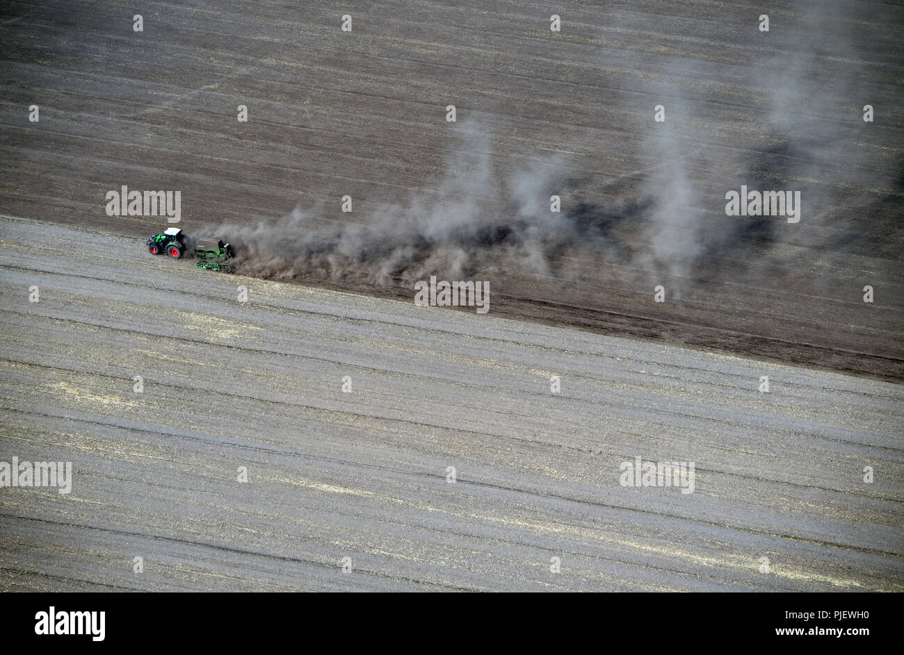 Schoenhagen, Germany. 15th Aug, 2018. A dense cloud of dust drags a