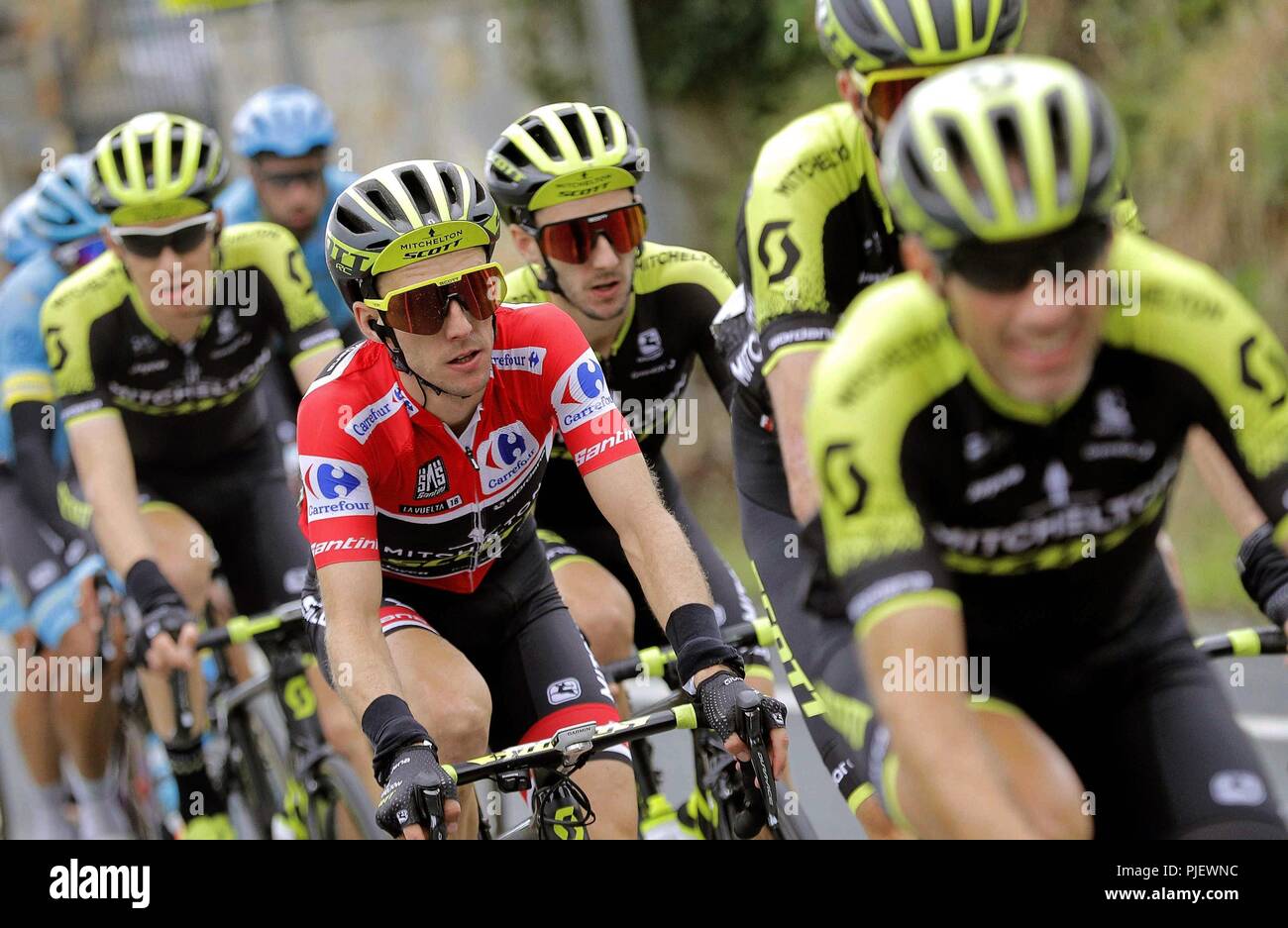 Manon, Galicia, Spain, 06 September 2018. Estaca De Bares, Spain. 06th Sep, 2018. British cyclist of Michelton-Scott team Simon Yates (red) in action next to his brother and teammate Adam (3-R) during the 12th stage of the Spanish cycling Vuelta, a 181.1 km long race from Mondonedo to Estaca de Bares, in Galicia, northwestern Spain, 06 September 2018. Credit: Manu Bruque/EFE/Alamy Live News Credit: EFE News Agency/Alamy Live News Stock Photo