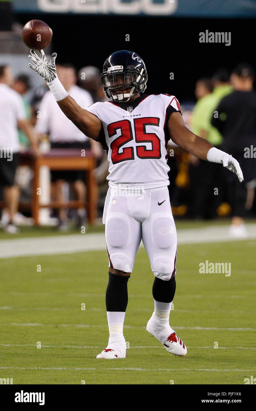 Philadelphia, Pennsylvania, USA. 6th Sep, 2018. Atlanta Falcons running  back Ito Smith (25) in action prior to the NFL game between the Atlanta  Falcons and the Philadelphia Eagles at Lincoln Financial Field