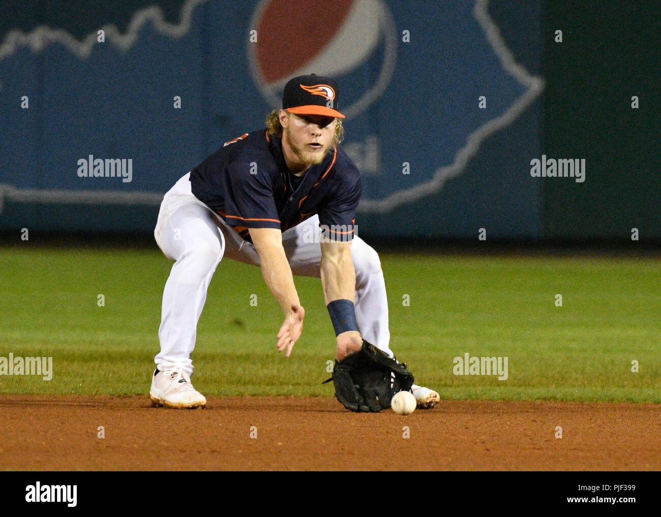 The Second Round. 6th Sep, 2018. USA Bowling Green Hot Rods shortstop Taylor Walls (10) fields a ground ball during a Mid West League series between the Lansing Lugnuts and the Bowling Green Hot Rods in Bowling Green, KY st Bowling Green Ballpark. Hot Rods sweep Lugnuts and advance to the second round. (Mandatory Photo Credit: Steve Roberts/CSM) Credit: csm/Alamy Live News Stock Photo