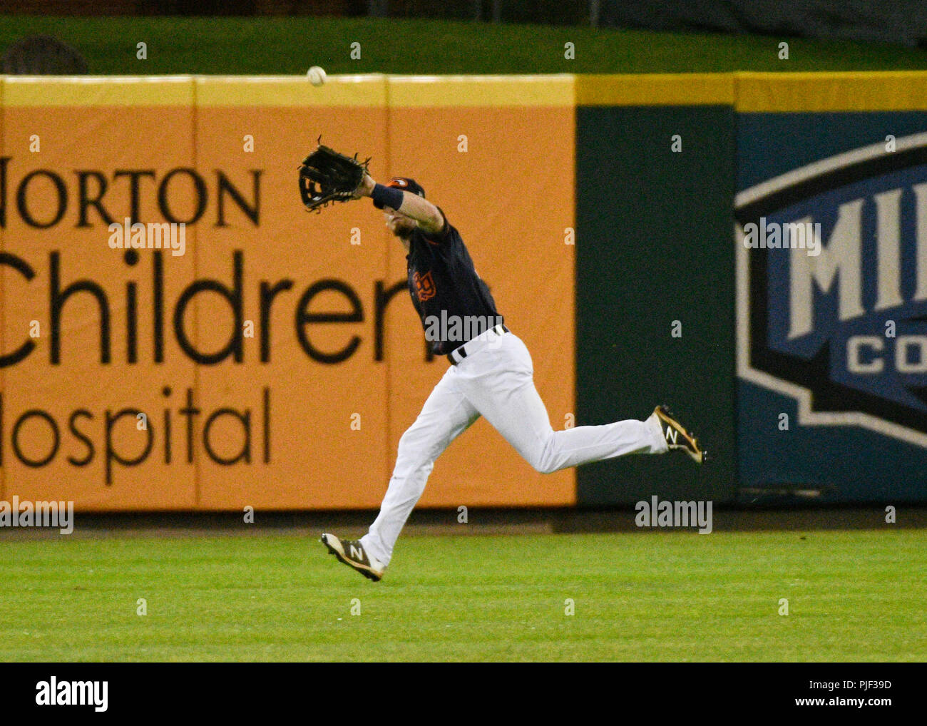 The Second Round. 6th Sep, 2018. USA Bowling Green Hot Rods left fielder Carl Chester (9) makes a running catch in centerfield during a Mid West League series between the Lansing Lugnuts and the Bowling Green Hot Rods in Bowling Green, KY st Bowling Green Ballpark. Hot Rods sweep Lugnuts and advance to the second round. (Mandatory Photo Credit: Steve Roberts/CSM) Credit: csm/Alamy Live News Stock Photo