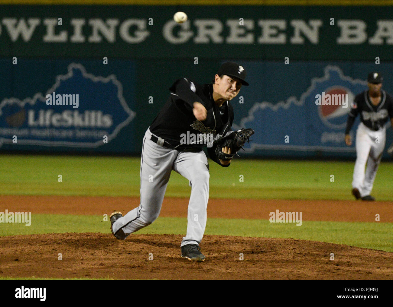 The Second Round. 6th Sep, 2018. USA Lansing Lugnuts pitcher Graham Spraker (27) throws a pitch during a Mid West League series between the Lansing Lugnuts and the Bowling Green Hot Rods in Bowling Green, KY st Bowling Green Ballpark. Hot Rods sweep Lugnuts and advance to the second round. (Mandatory Photo Credit: Steve Roberts/CSM) Credit: csm/Alamy Live News Stock Photo