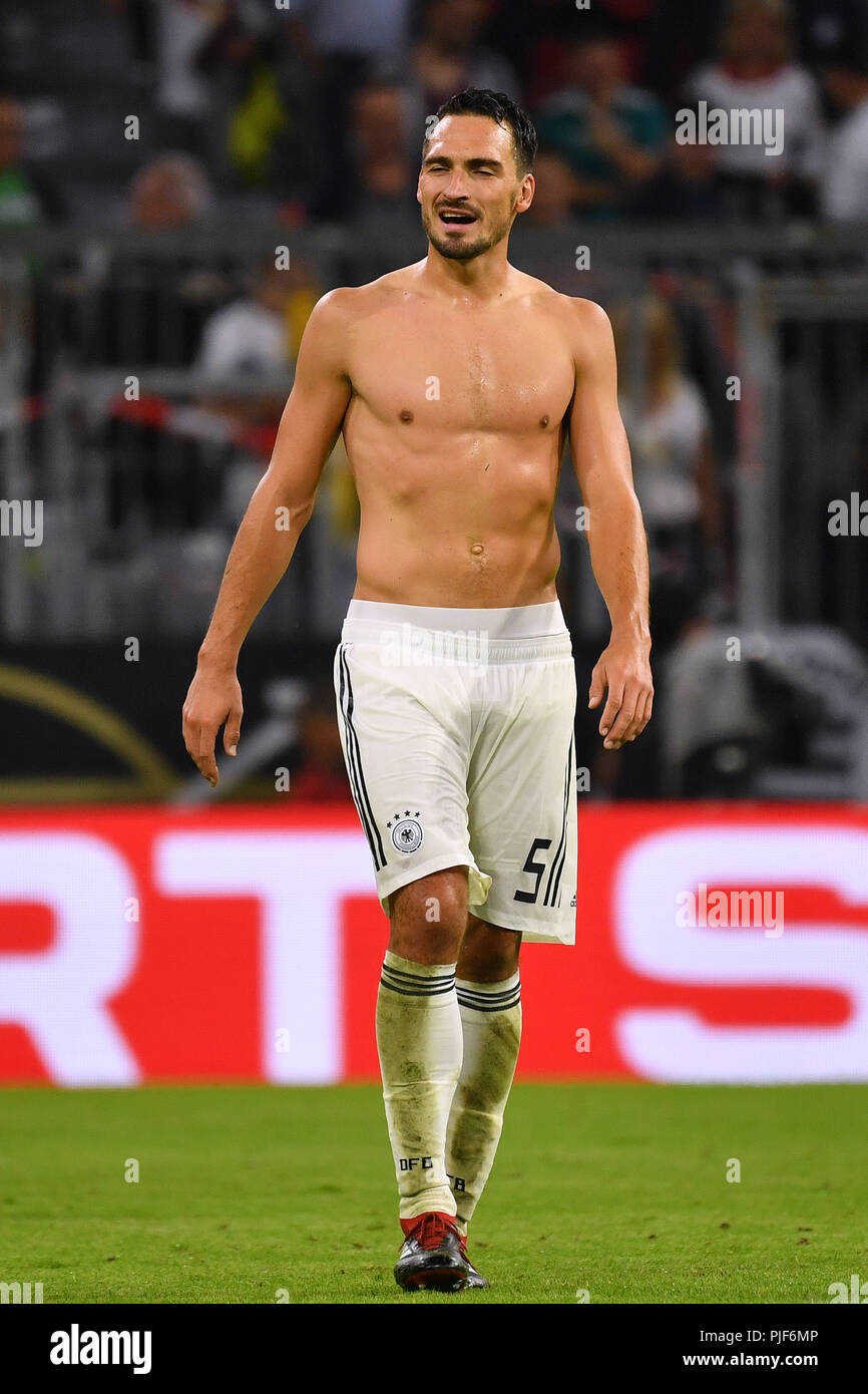 Munich, Deutschland. 06th Sep, 2018. Matt's HUMMELS (GER) after the end of the game, with a free upper body, action, individual action, frame, cut out, full body shot, whole figure. Soccer Laenderspiel, Nations League, Germany (GER) -France (FRA) 0-0, on 06.09.2018 in Muenchen/ALLIANZARENA, DFB REGULATIONS PROHIBIT ANY USE OF PHOTOGRAPH AS IMAGE SEQUENCES AND/OR QUASI VIDEO. | usage worldwide Credit: dpa/Alamy Live News Stock Photo