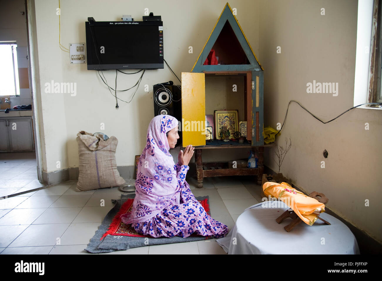 Widows  woman praying in Vidhwa Mahila Ashram at Vrindavan  Mathura  Uttar Pradesh  India Stock Photo