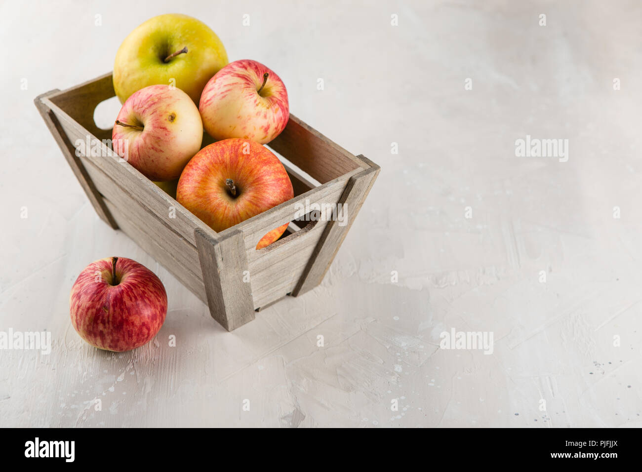 Decorative wooden box with red and green ripe apples Stock Photo - Alamy