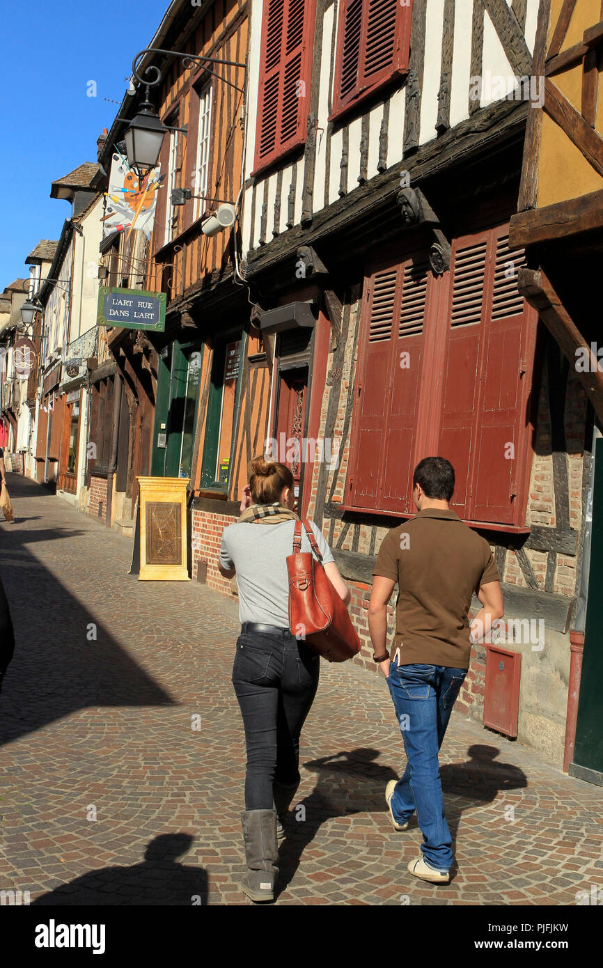 Beauvais (northern France): pedestrians in the town centre, “rue du 27 Juin” street Stock Photo